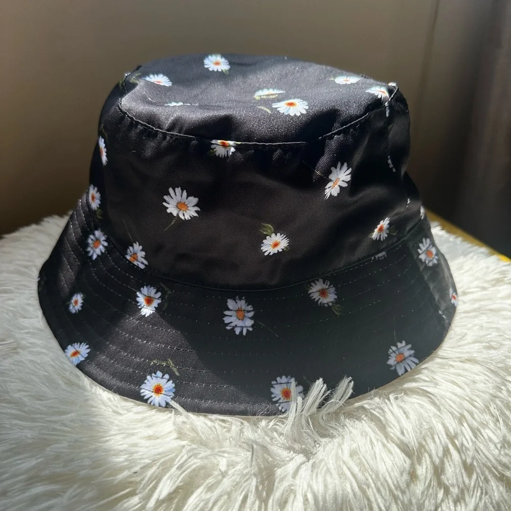Alice & Olivia x FabFitFun Reversible Bucket Hat